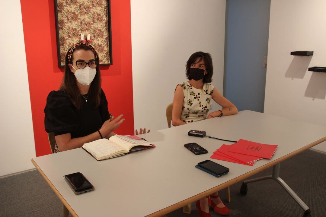 La delegada de Cultura, Juncal Eizaguirre junto con la artista irundarra Ainara Oskoz