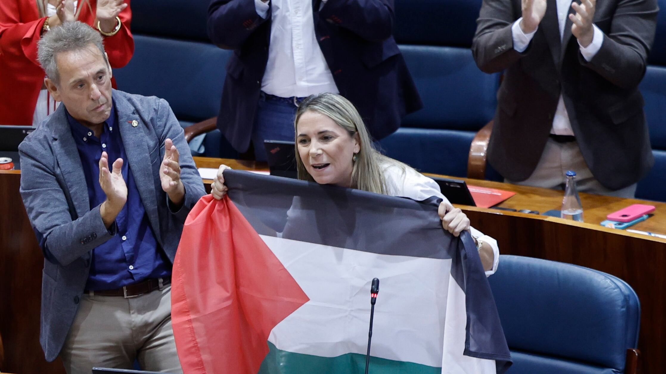 La portavoz del PSOE en la Asamblea de Madrid, Mar Espinar, sostiene la bandera de Palestina durante su intervención en el pleno celebrado en la Asamblea de Madrid.