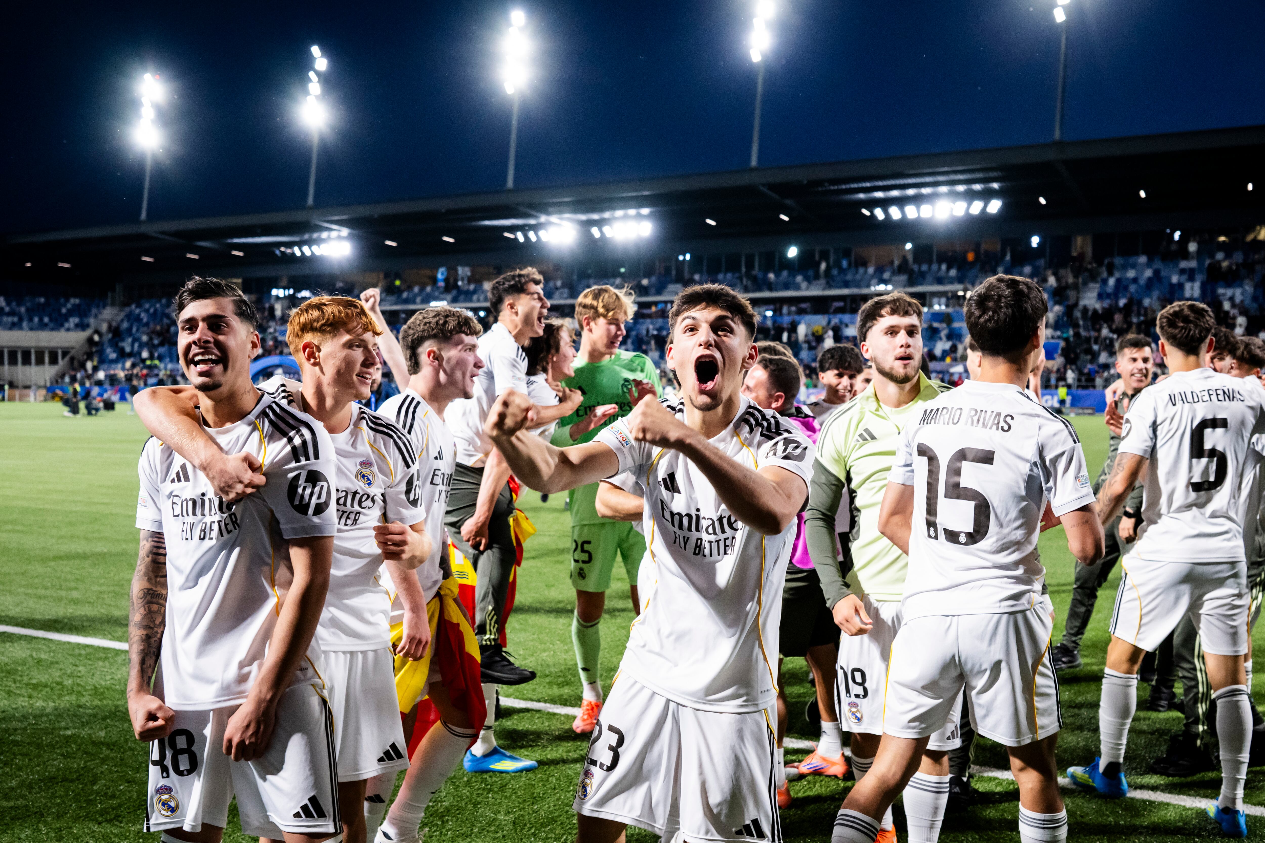 Valero, el segon per l'esquerra, celebrant el títol