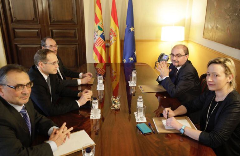 El presidente de Aragón, Javier Lambán, y la consejera de Economía, Industria y Empleo, Marta Gastón, durante la reunión con varios directivos de Opel . Al encuentro han asistido Remi Girandon, vicepresidente de Manufacturas Opel-Vauxhall; Antonio Cobo, d