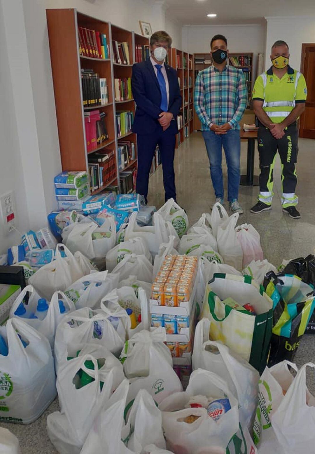 Productos de primera necesidad en la nave de la ONG Emerlan. 