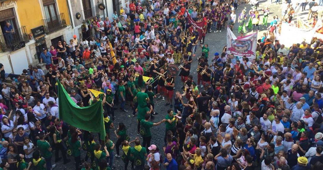 Los peñistas escuchan desde la plaza Mayor de Cuenca el pregón de Juan Carlos Aguilar de las fiestas de San Mateo 2018.