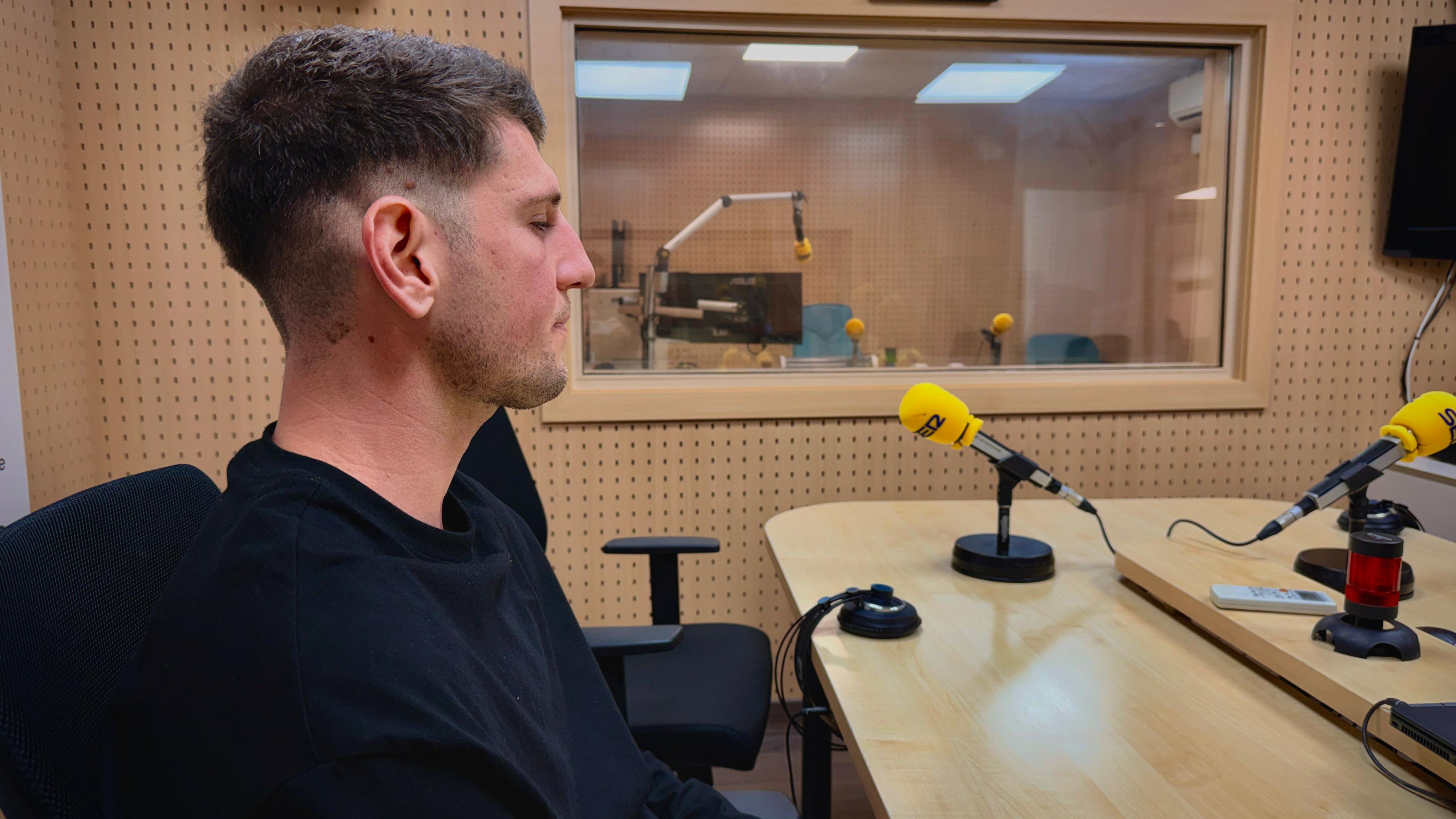 Alberto Toril, jugador del Hércules, en los estudios de Radio Alicante SER