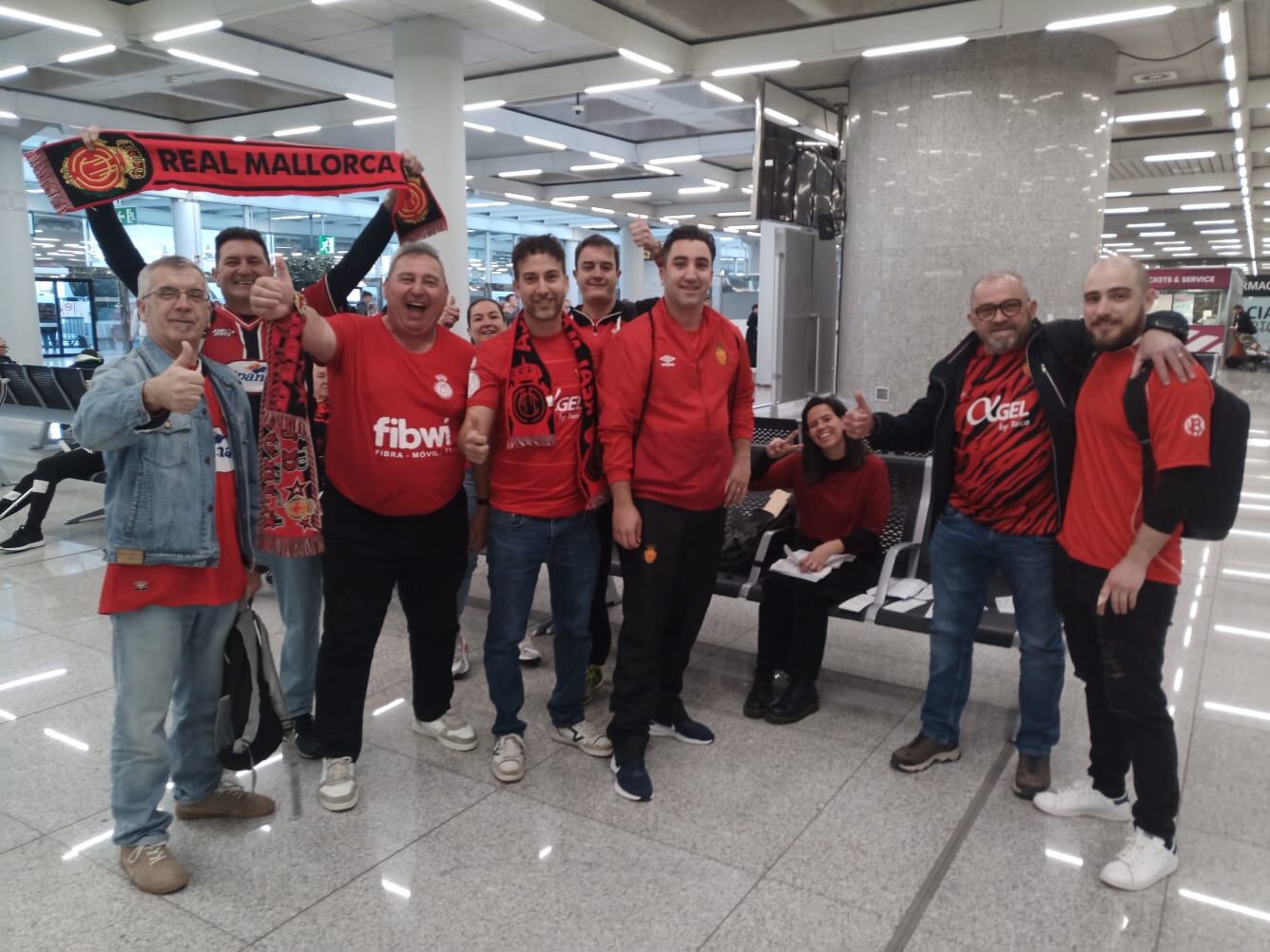 Aficionados del RCD Mallorca en el aeropuerto de Son Sant Joan antes de poner rumbo a Sevilla