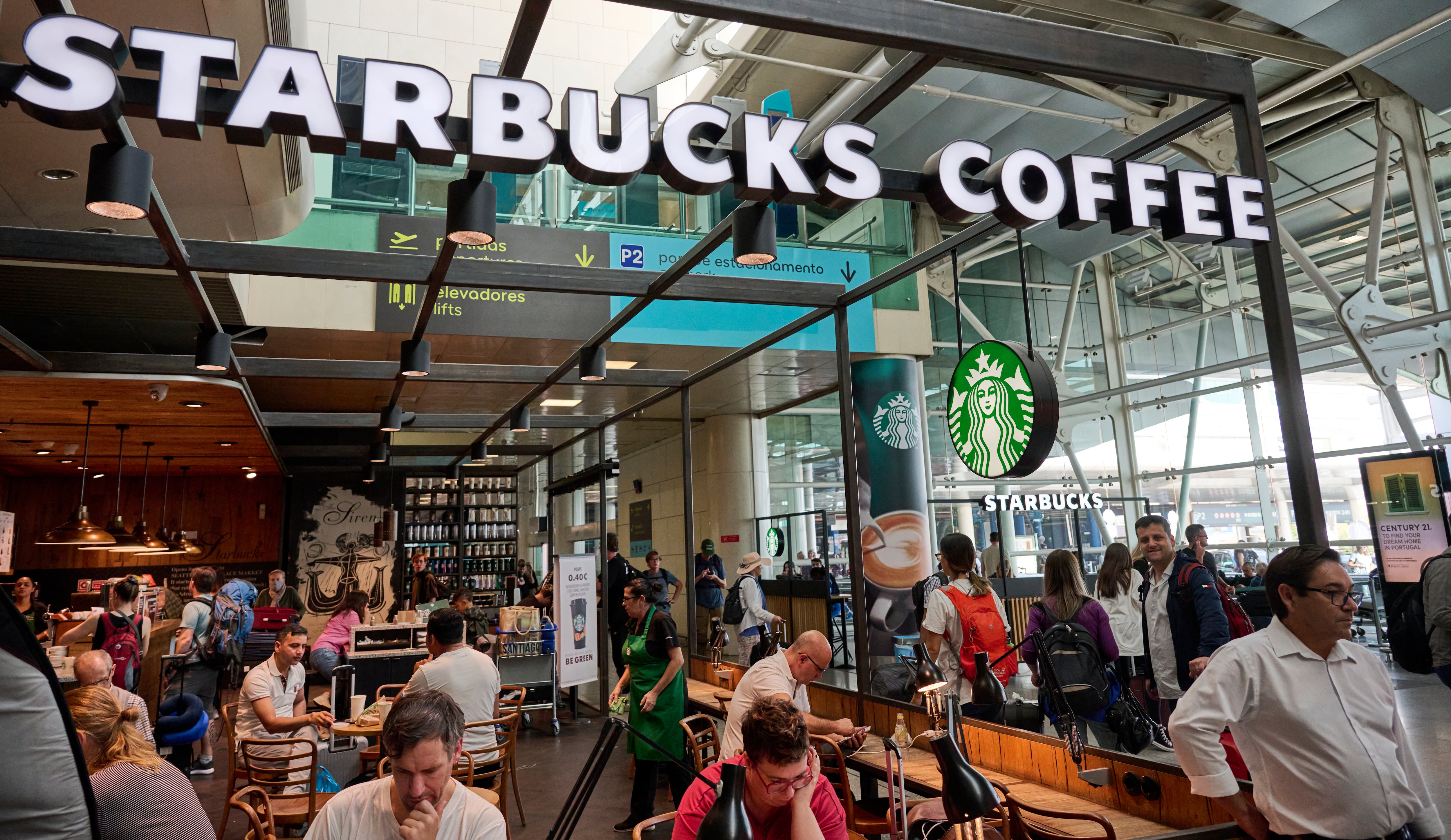 Tienda de Starbucks en el aeropuerto de Portugal