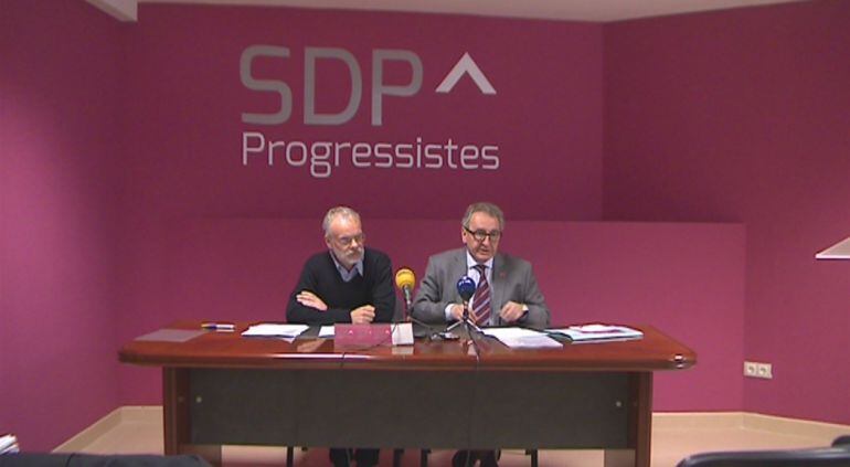 El president d'SDP, Jaume Bartumeu, i el conseller del partit al comú de Sant Julià de Lòria, Josep Roig, en roda de premsa aquest dimarts.