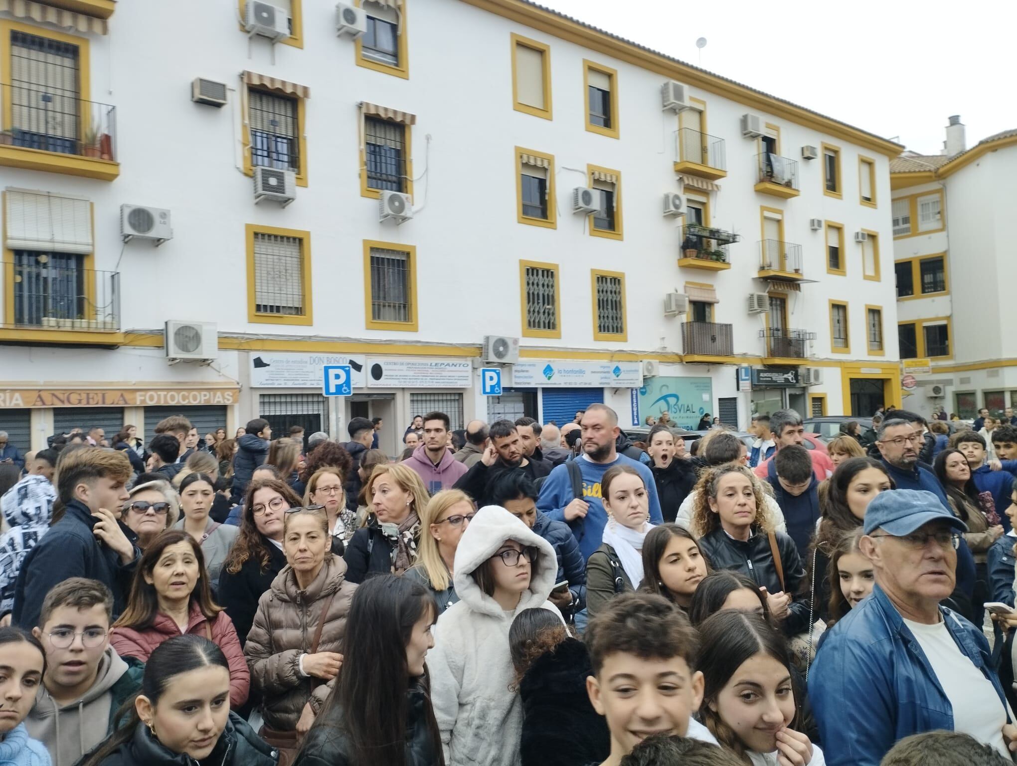 Espera a las puertas de Salesianos para ver a la hermandad del Prendimiento.