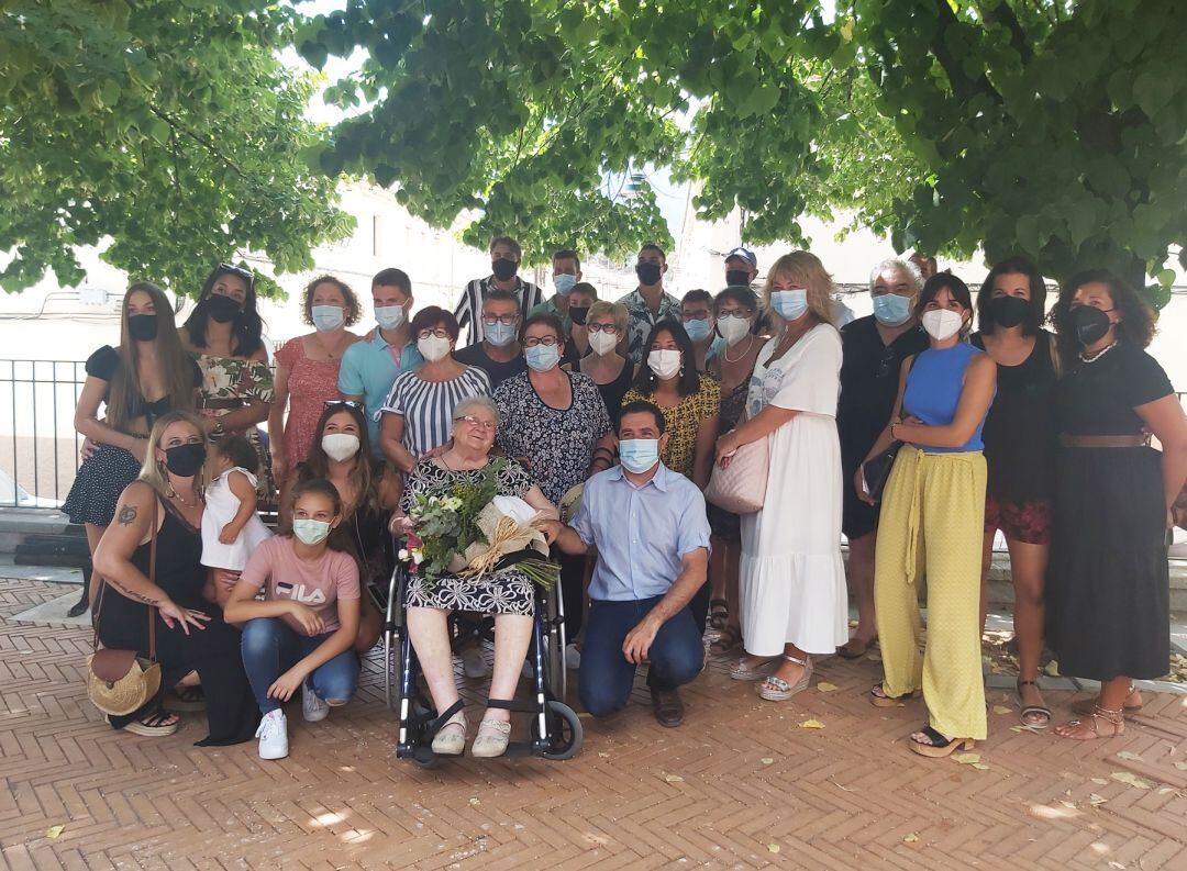 La homenajeada, Concha Romero Ponce, junto a sus familiares y a las autoridades presentes en el acto