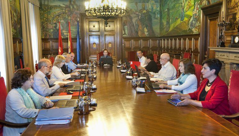 Momento de la celebración de la sesión del Gobierno de Navarra