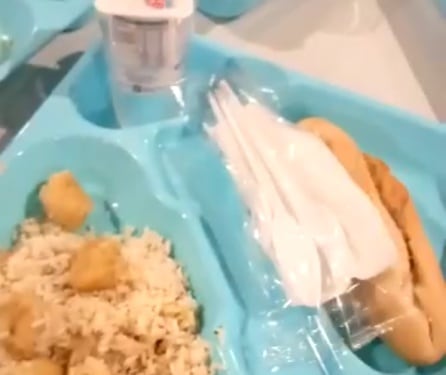 En la imagen, una de las raciones de comida de este fin de semana. La comida en el interior del campamento de Las Raíces se sirve en unas bandejas plásticas en el interior de una gran carpa que hace funciones de comedor