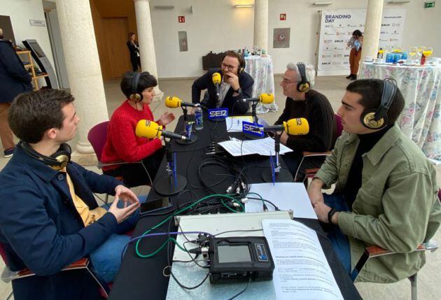 Álvaro Justribó, Adrián Ballester y María Jesús Espinosa de los Monteros conversan con José Manuel León y Ramón Medina  en el programa especial Hoy por Hoy Córdoba con motivo del Branding Day. 