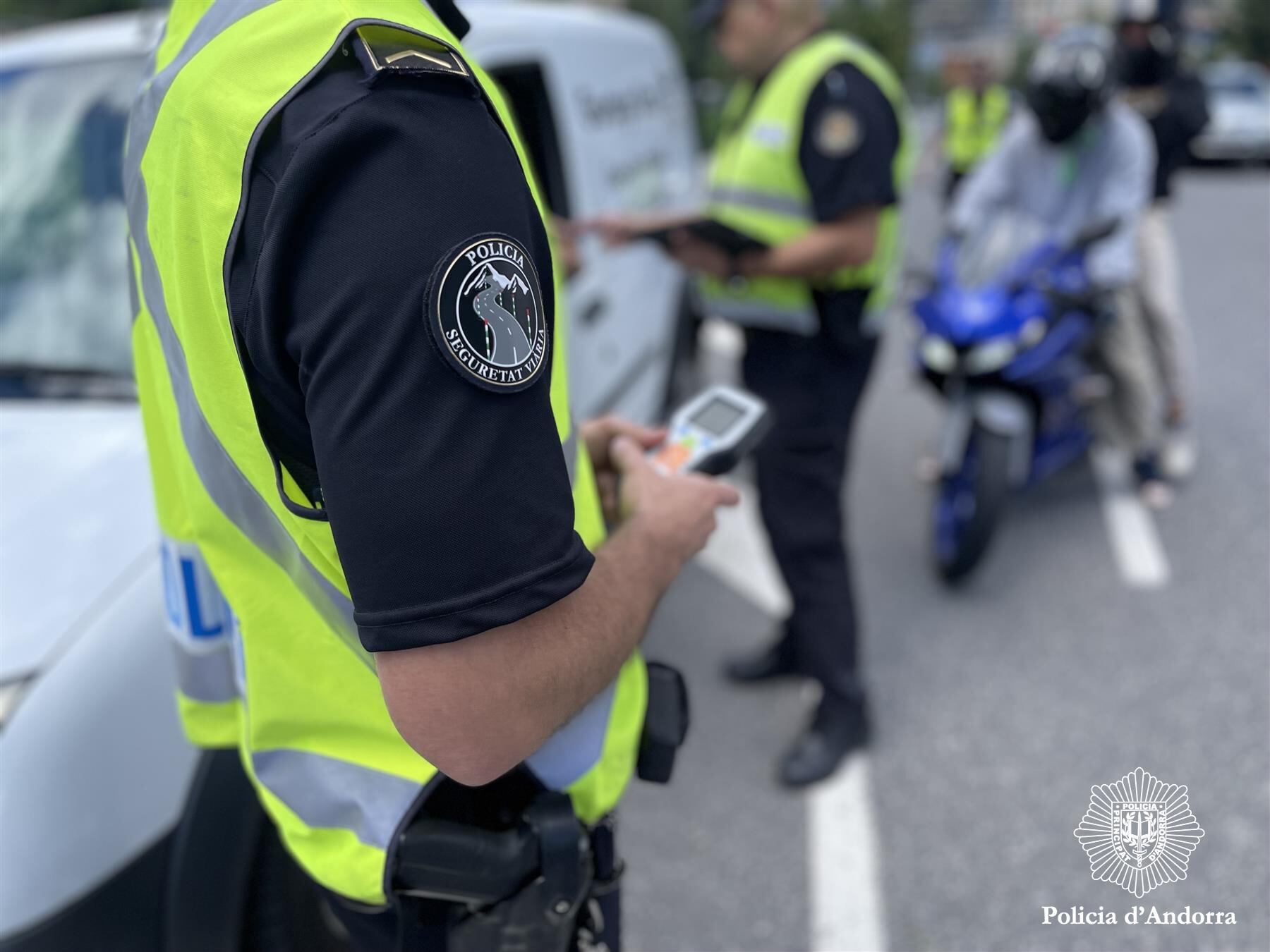 Un agent policial en un control d&#039;alcoholèmia i de tòxics