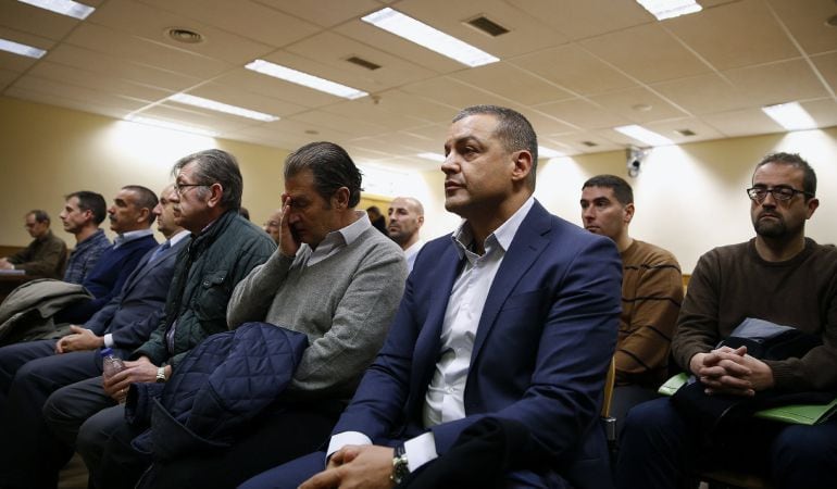 Miguel Ángel Flores, principal acusado por la tragedia del Madrid Arena, sentado en el banquillo de la Audiencia Provincial de Madrid junto a otros acusados.