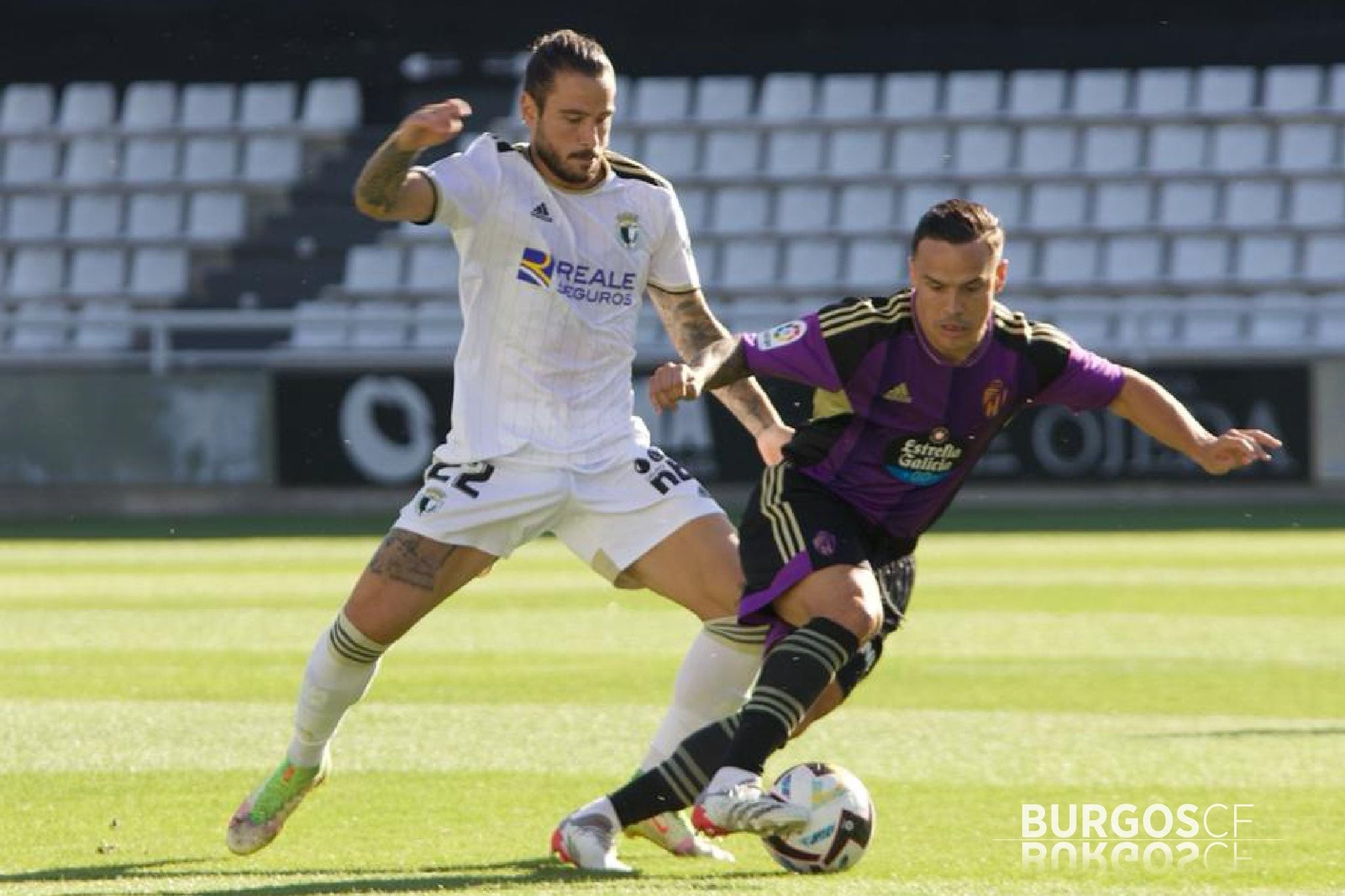 Miki Muñoz pelea por el balón con Roque Mesa. / Foto: BCF Media