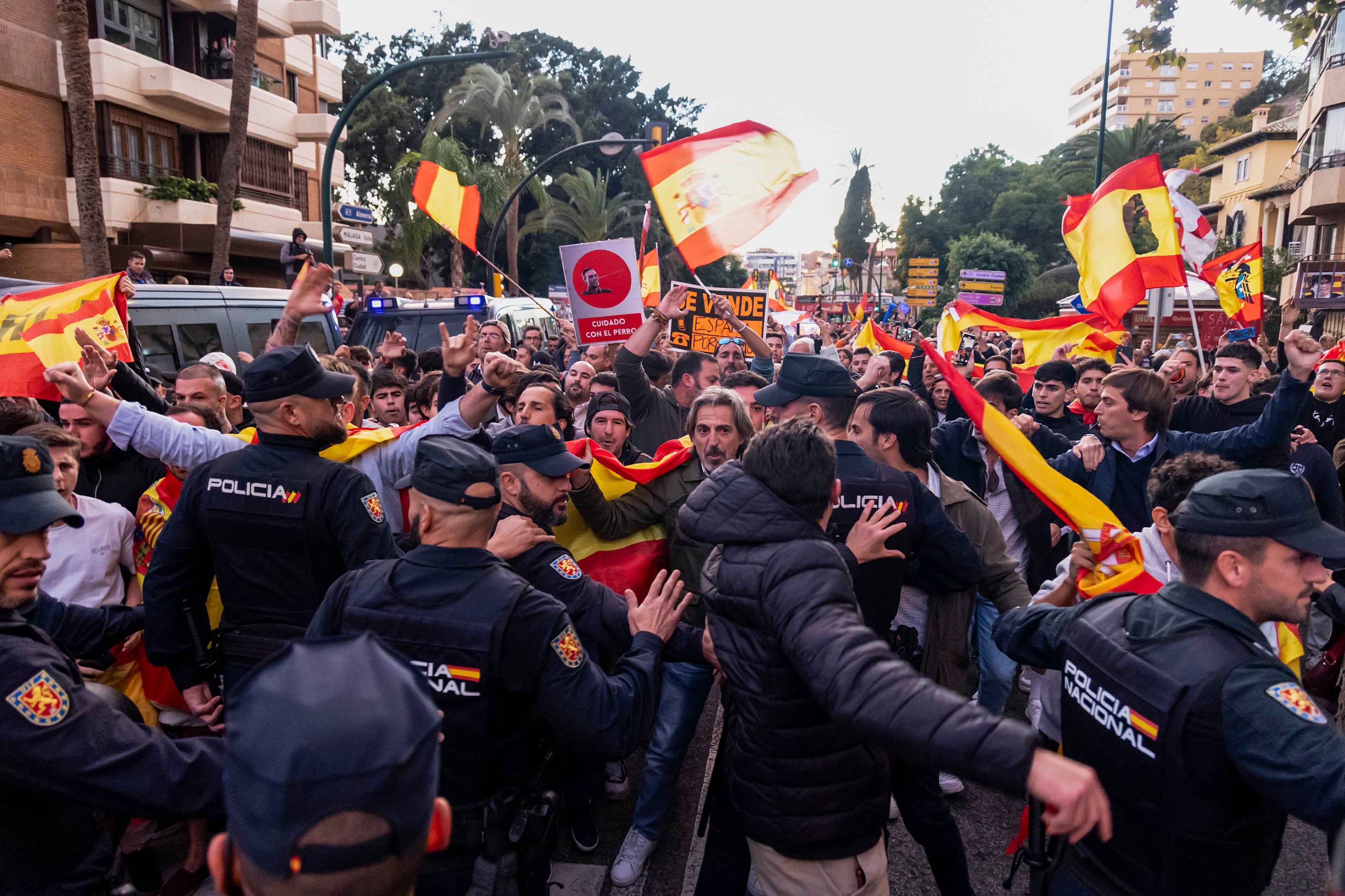 MÁLAGA , 10/11/2023.- Varias personas protestan frente a la sede de la Subdelegación del Gobierno en Málaga donde el presidente del gobierno en funciones, Pedro Sánchez, ha mantenido un encuentro con el canciller federal de Alemania, Olaf Scholz. EFE/Daniel Pérez
