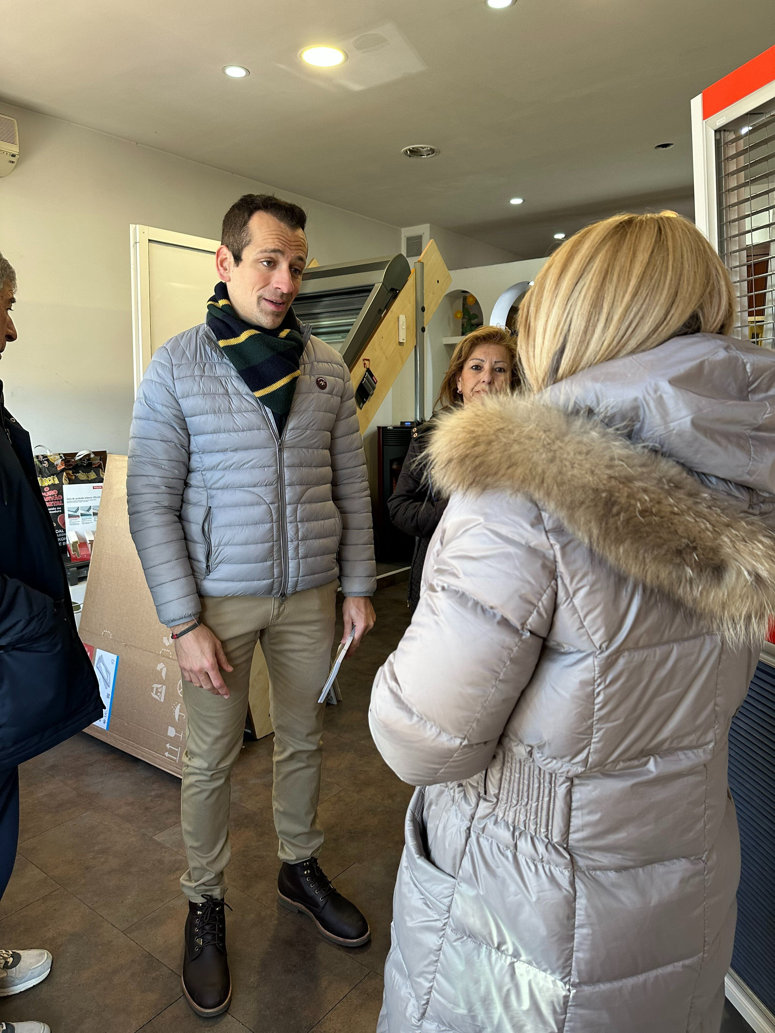 El candidato del PP de Getafe, Antonio José Mesa, durante una visita a un comercio de la ciudad.