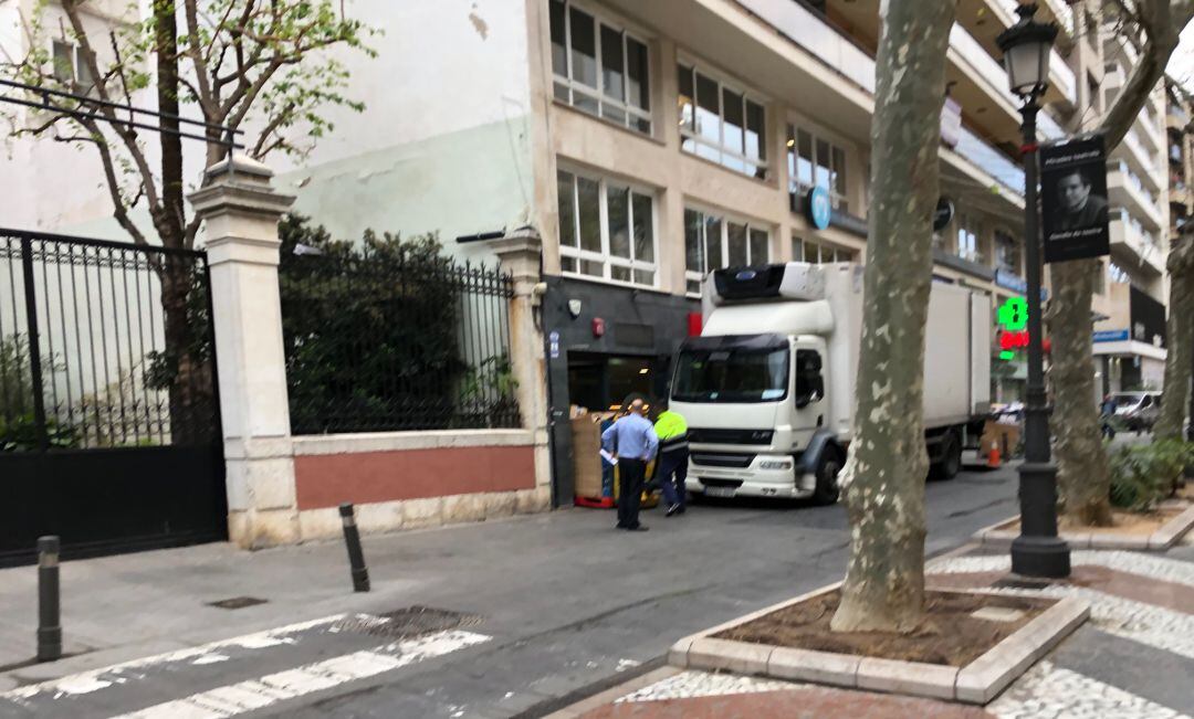 Descarga de productos en un supermercado del centro de Gandia