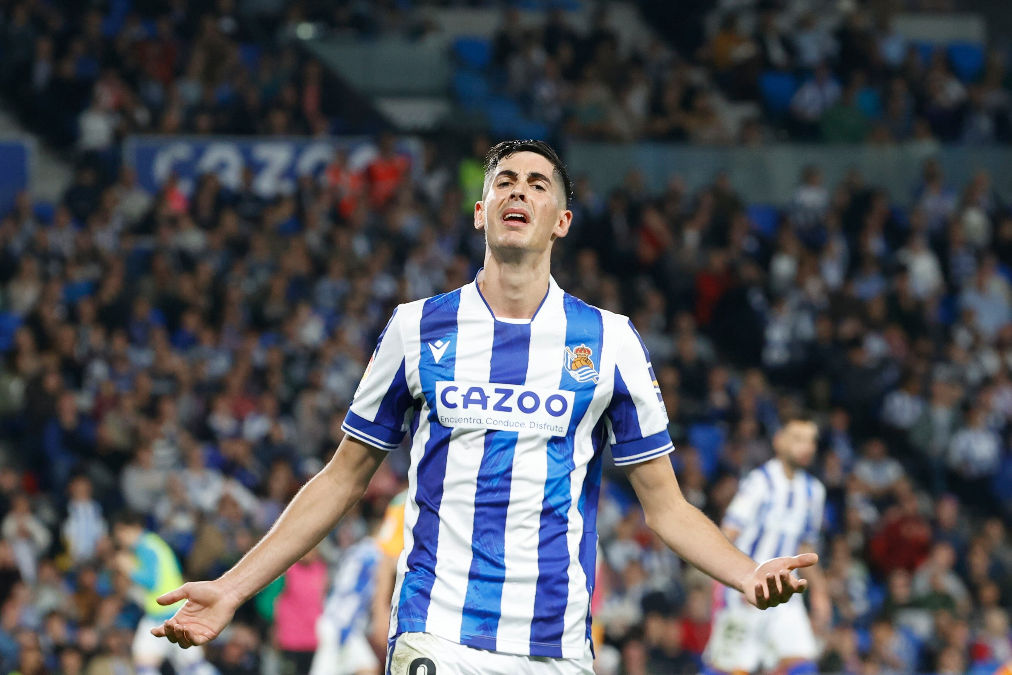 SAN SEBASTIÁN, 30/10/2022.- El delantero de la Real Sociedad Carlos Fernández se lamenta durante el partido de la jornada 12 de LaLiga que Real Sociedad y Real Betis disputan este domingo en el Reale Arena, en San Sebastián. EFE/Javier Etxezarreta
