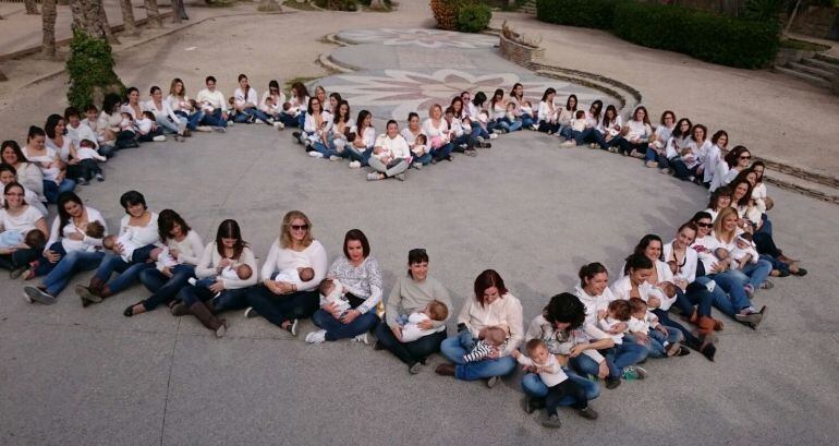 El grupo de madres que se ha reunido en el Hort de Baix