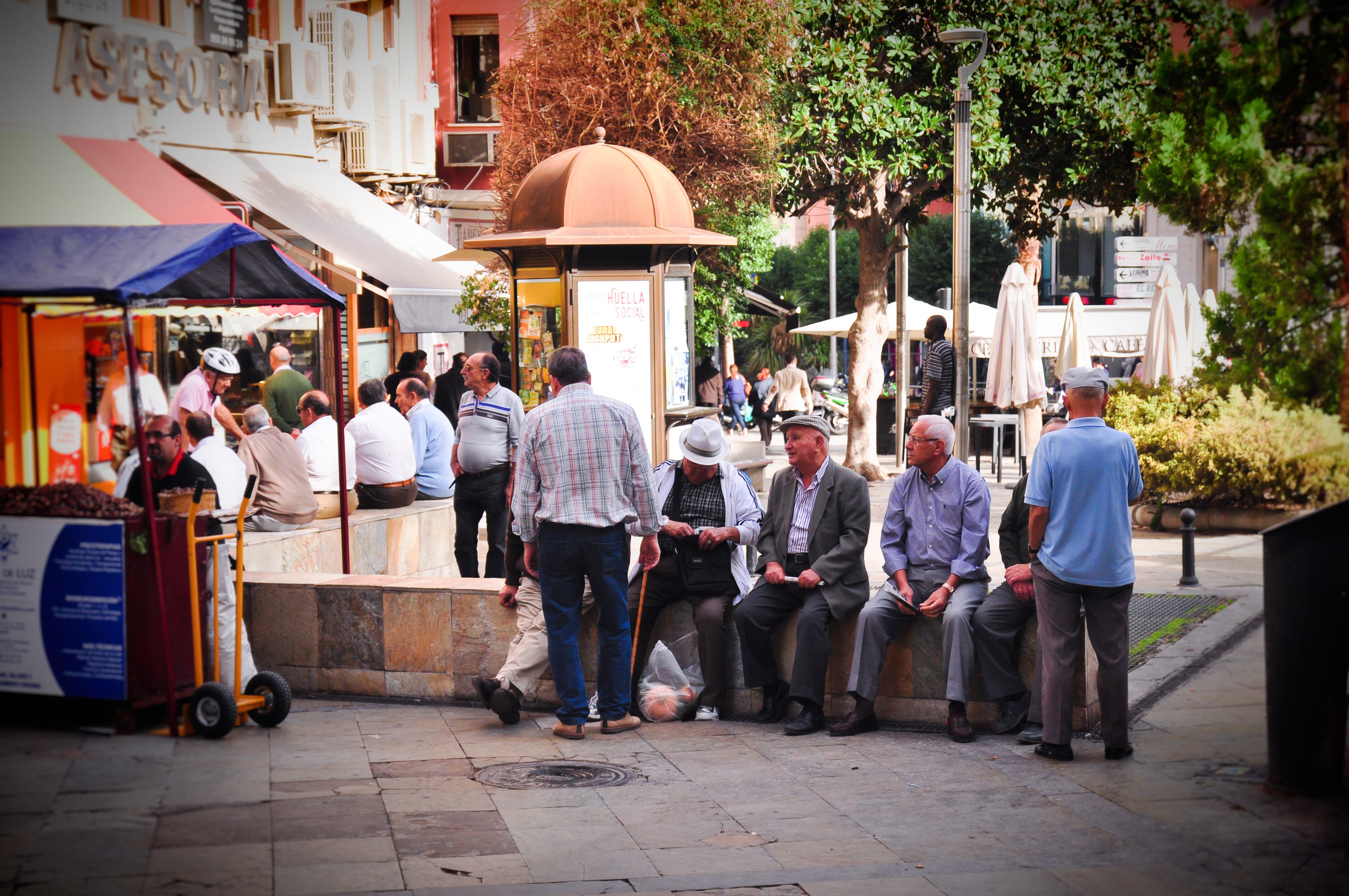 Varios mayores en la Plaza de la Constitución de la capital.