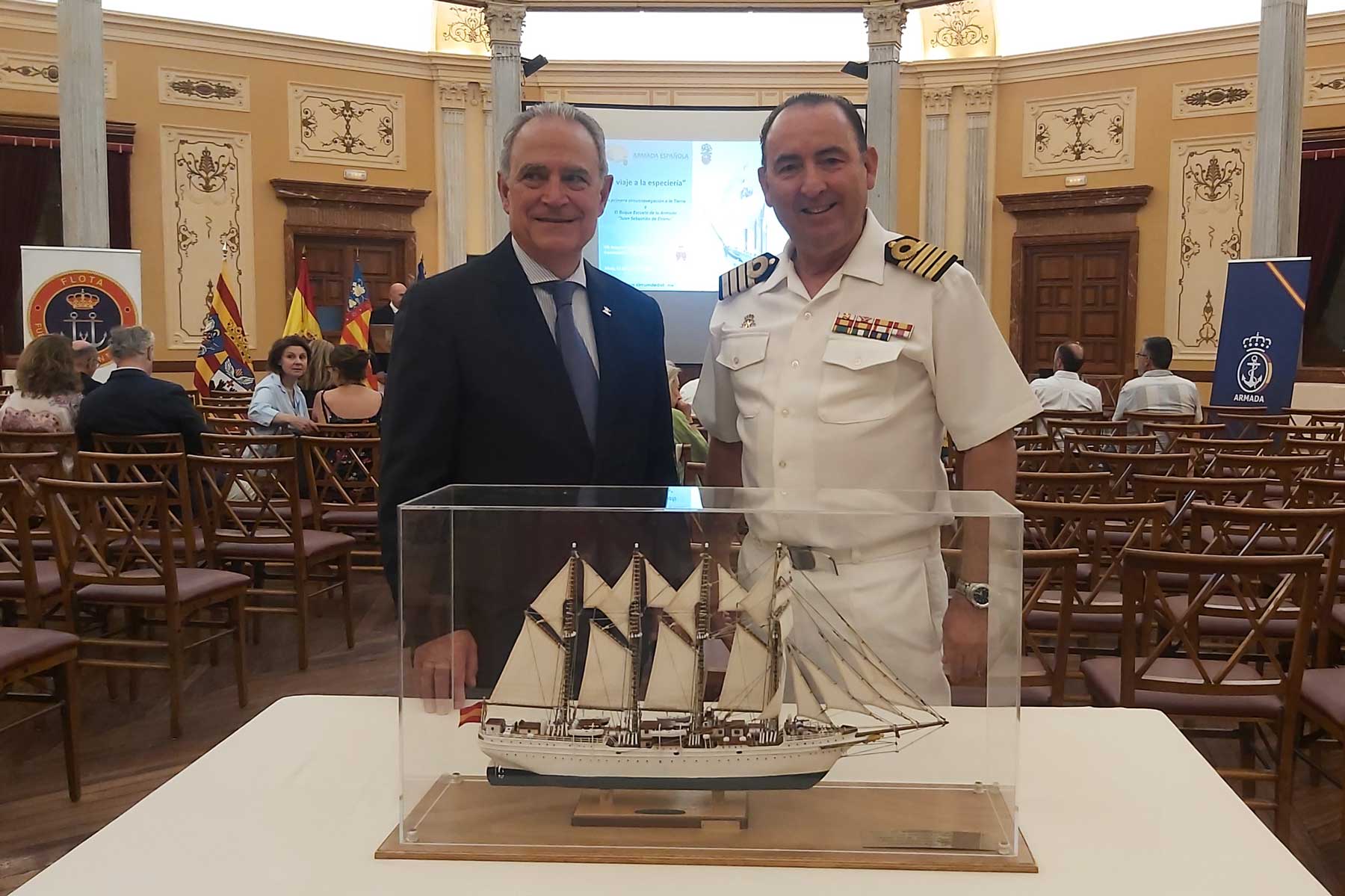 Indalecio Carbonell y Joaquín Vegara, ante la maqueta del buque escuela Juan Sebastián Elcano en la entrada del Salón Rotonda