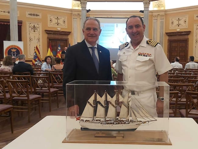 Indalecio Carbonell y Joaquín Vegara, ante la maqueta del buque escuela Juan Sebastián Elcano en la entrada del Salón Rotonda