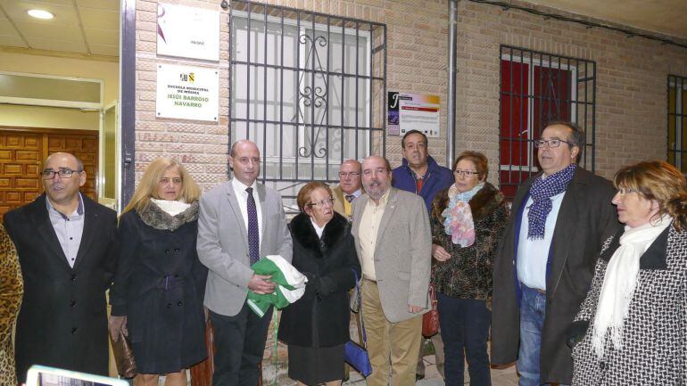 Familiares, alcalde y concejales ante la placa conmemorativa