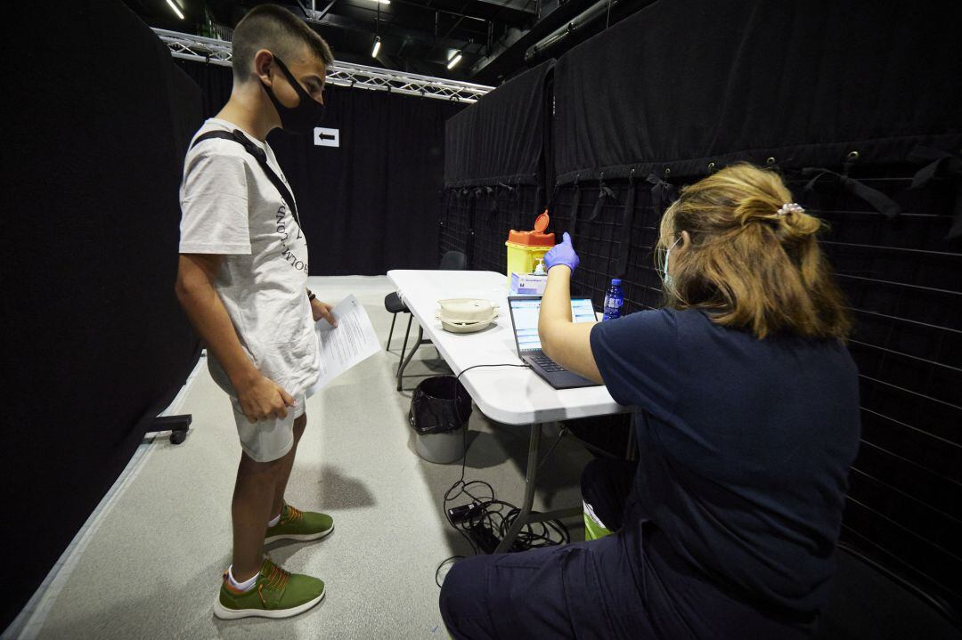 Un adolescente de 12 años asiste a recibir la primera dosis de la vacuna Pfizer en el centro cultural Kulturgunea, a 11 de agosto de 2021, en Tafalla