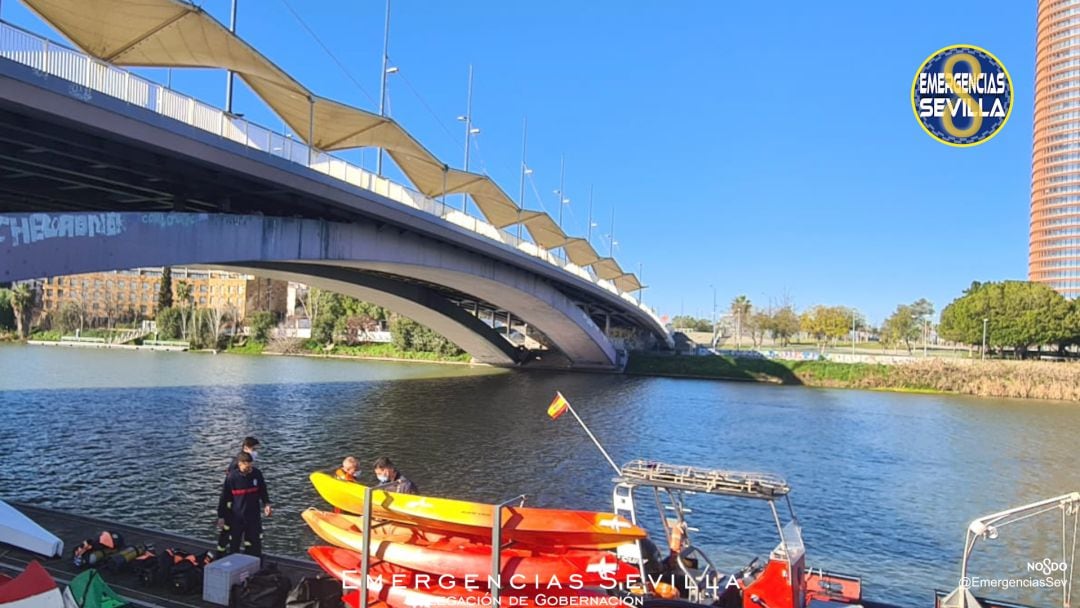 Localización del cuerpo de un hombre caído anoche al río