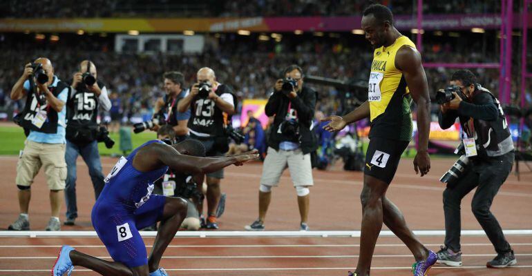 Justin Gatlin se rinde a Usain Bolt tras la carrera