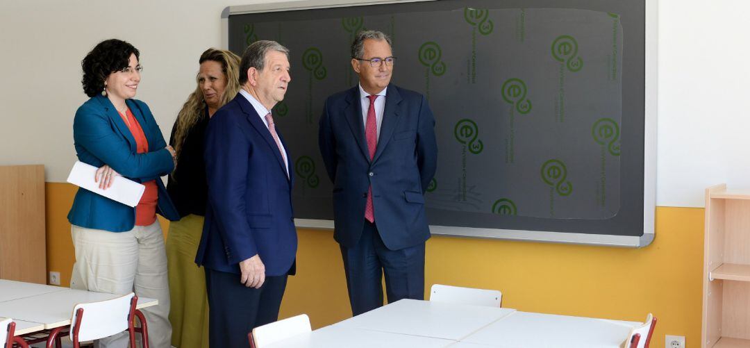 El consejero de Educación y Juventud comprueba las instalaciones del nuevo colegio público bilingüe Padre Garralda, en Villanueva de la Cañada.