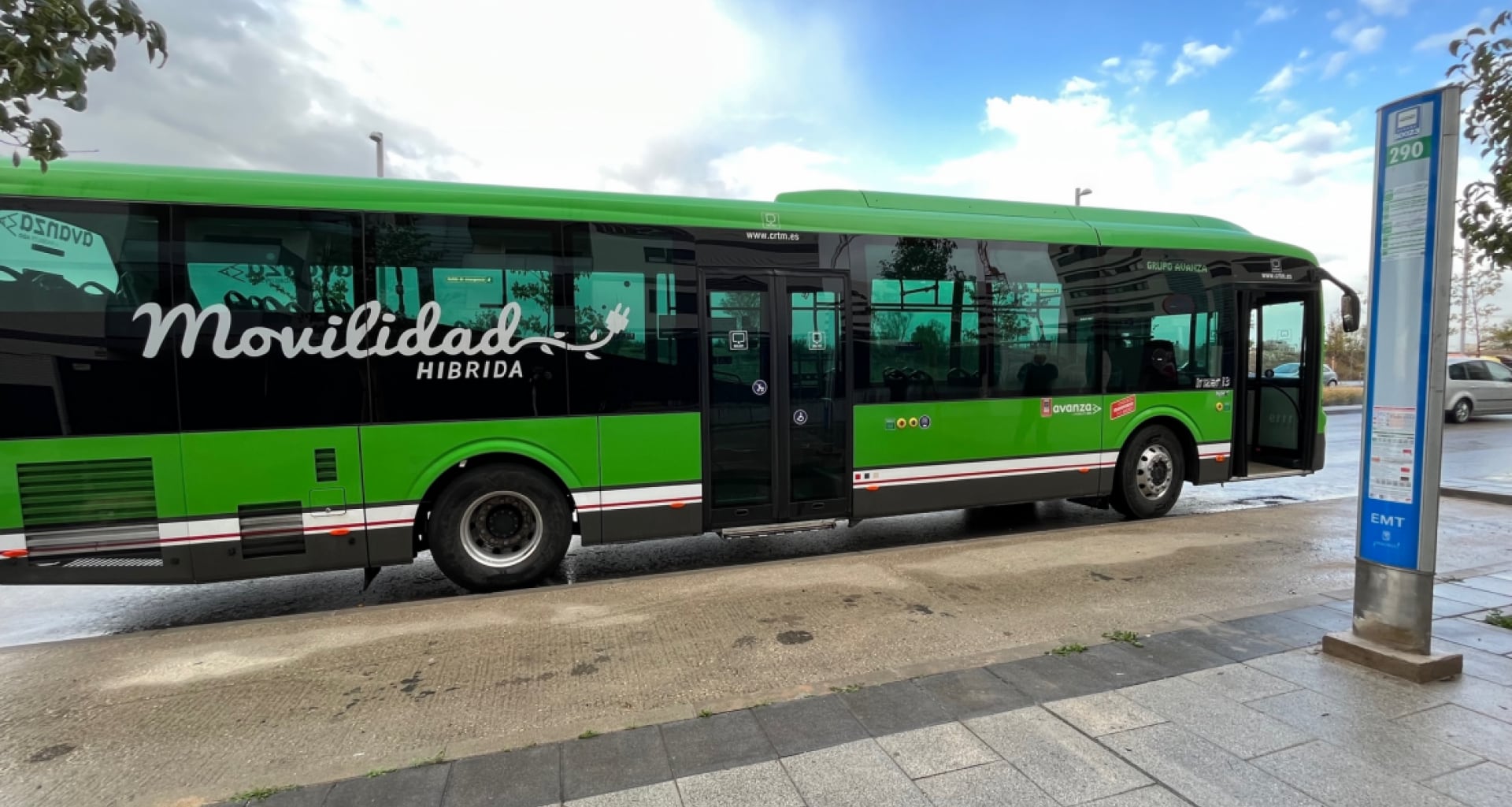 La línea 427 que lleva al centro comercial Nassica y a Pinto reduce a la mitad el tiempo de espera de autobuses