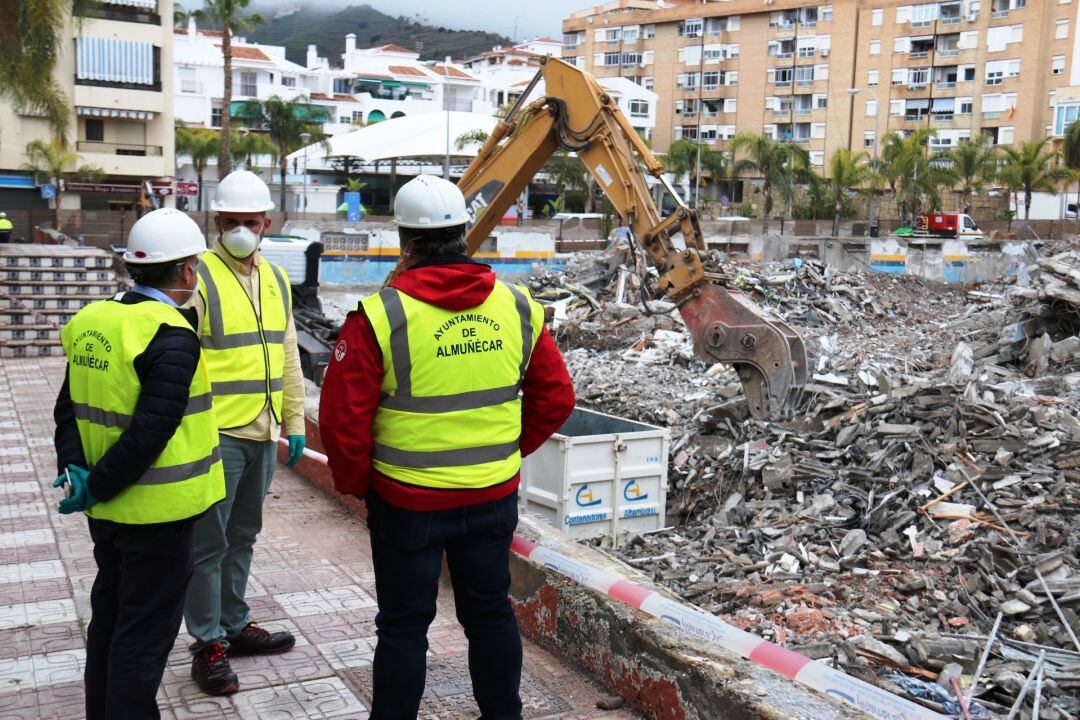 El concejal de urbanismo y los técnicos municipales siguen los trabajos de procesado de materiales del mercado de Almuñécar