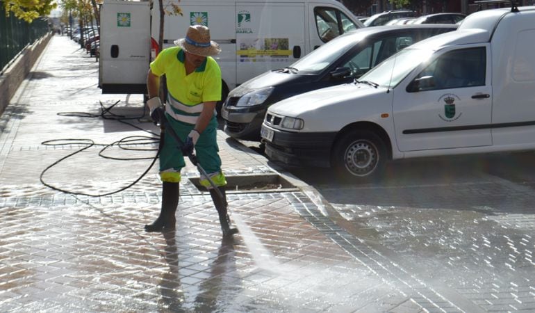 El Ayuntamiento de Parla salda la deuda con la adjudicataria de limpieza y comienza una campaña intensiva de limpieza de la ciudad