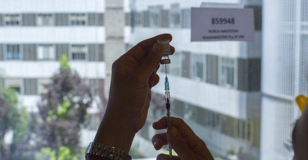 Una enfermera sostiene una vacuna contra el Covid-19.