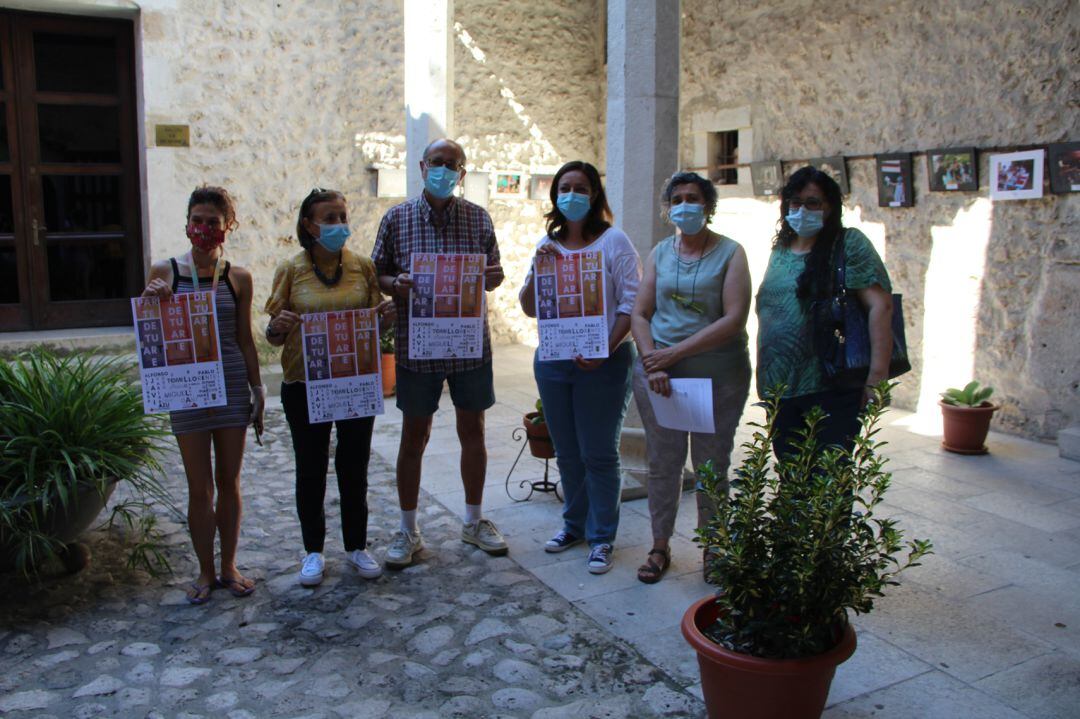 Artistas, representantes de Cruz Roja Cuéllar y las concejles de Cultura y Asuntos Sociales durante la presentación de la subasta solidaria