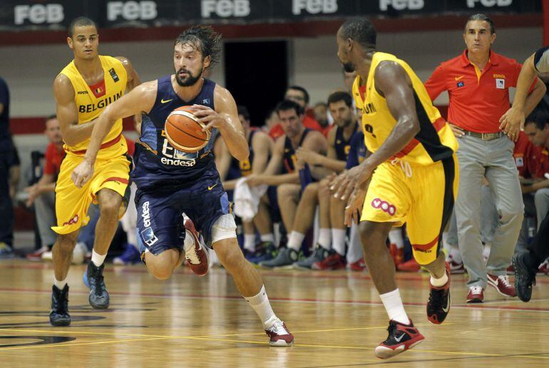 GRA259. GIJÓN (ASTURIAS), 11/08/2015.- El alero de la selección española, Sergio Llull (c), conduce el balón ante los jugadores de Bélgica, durante el encuentro amistoso que han disputado esta tarde en el Palacio de los Deportes de la Guía, en Gijón, prepraratorio para el Europeo que se disputa en Septiembre. EFE / Alberto Morante.