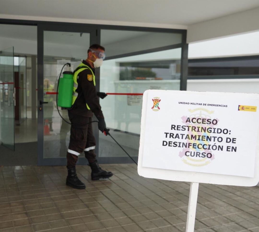 Militares de la UME desinfectan las instalaciones del centro de salud de Láchar (Granada)