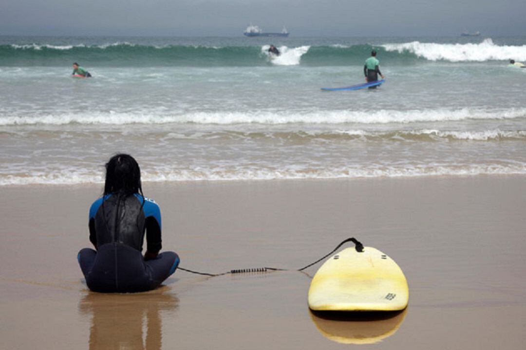 Practicando surf en Somo