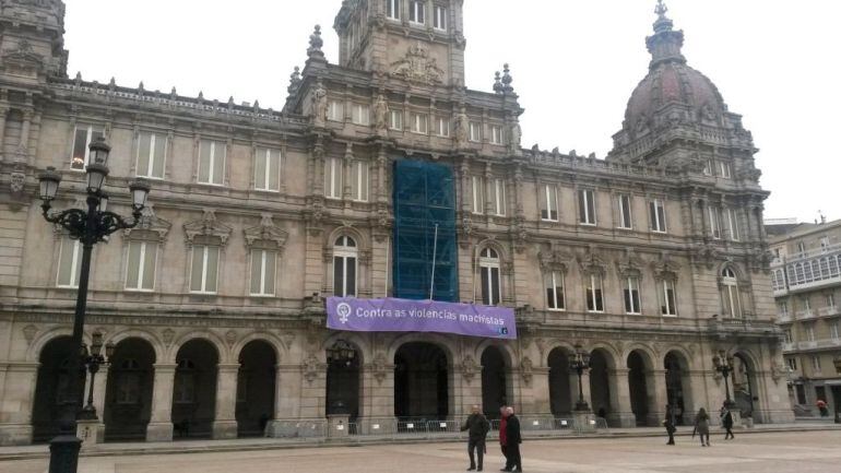 Pancarta en el Palacio Municipal de María Pita contra la violencia machista.