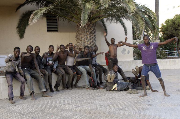 Algunos de los aproximadamente cuarenta inmigrantes subsaharianos que han conseguido entrar hoy en Melilla