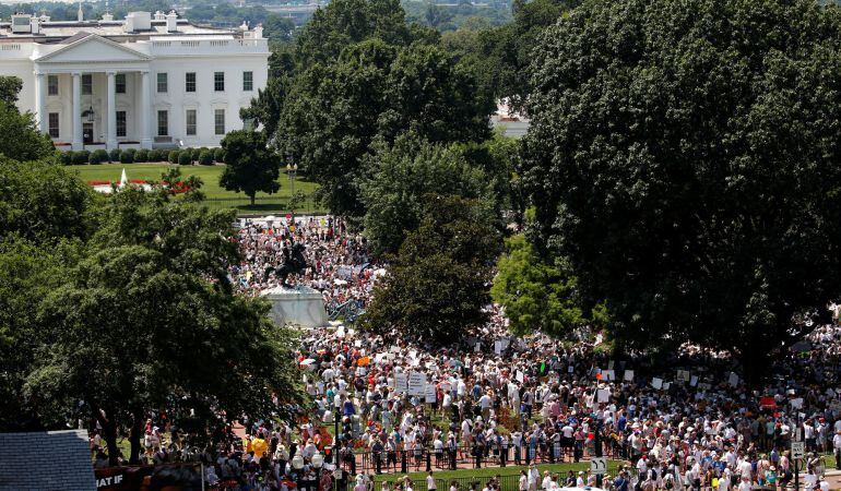 Manifestantes ante la Casa Blanca en Washington.