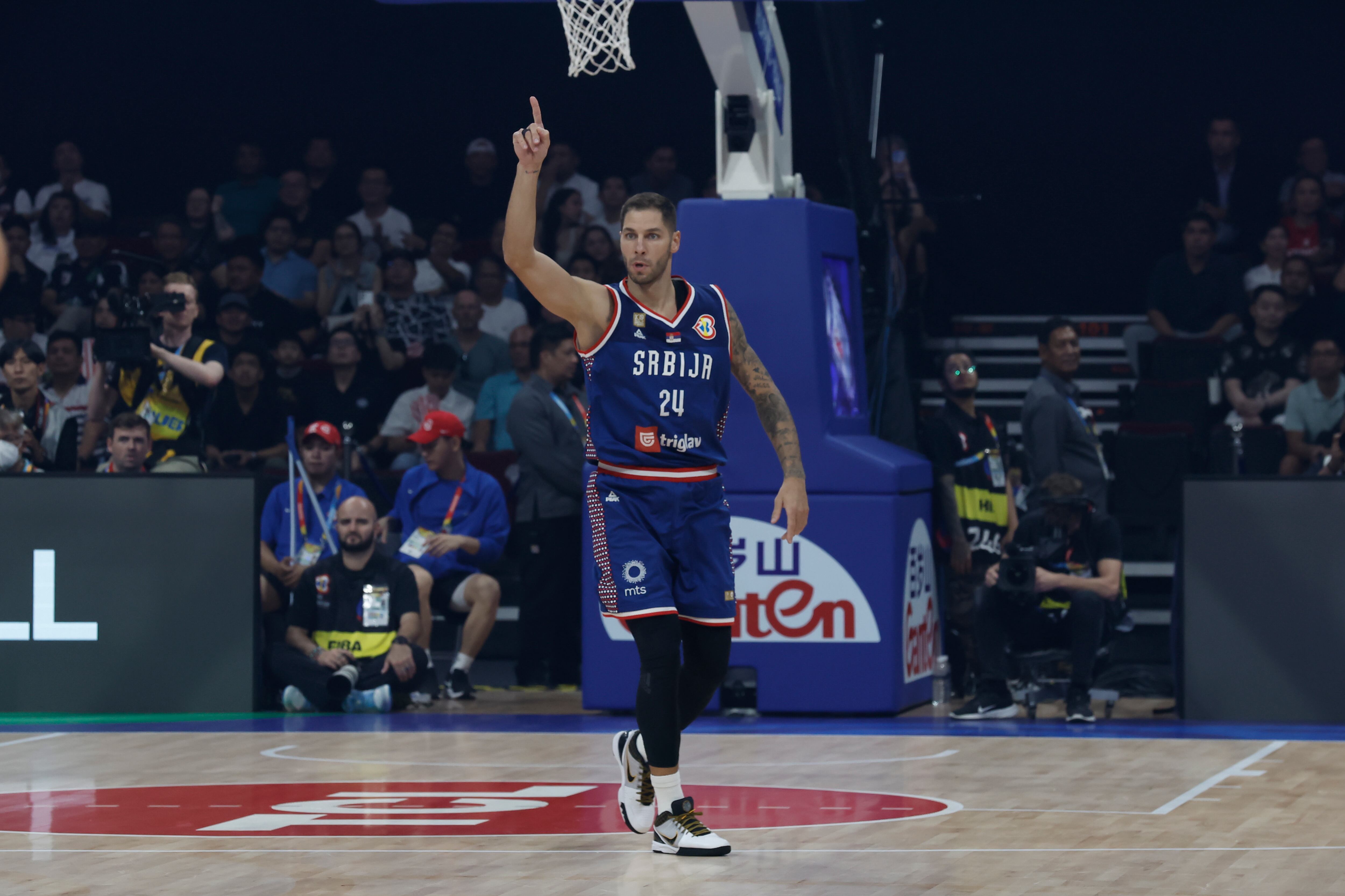 Manila (Philippines), 10/09/2023.- Stefan Jovic of Serbia reacts to a point during the FIBA Basketball World Cup 2023 final match between Serbia and Germany at the Mall of Asia in Manila, Philippines, 10 September 2023. (Baloncesto, Alemania, Filipinas) EFE/EPA/ROLEX DELA PENA