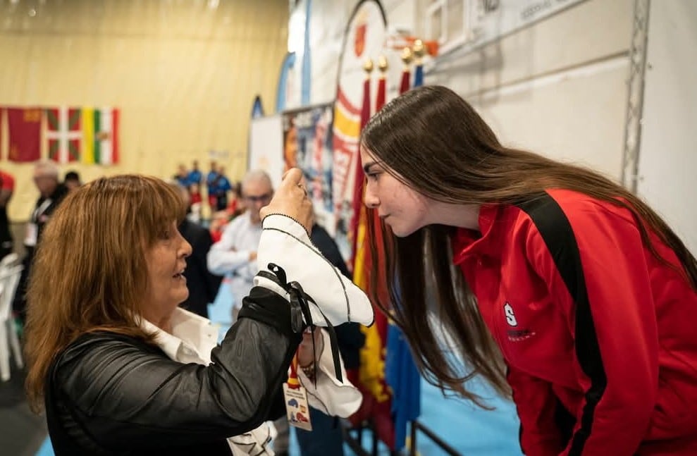 Gema Romero recibiendo la medalla de plata / Fight Club Albacete