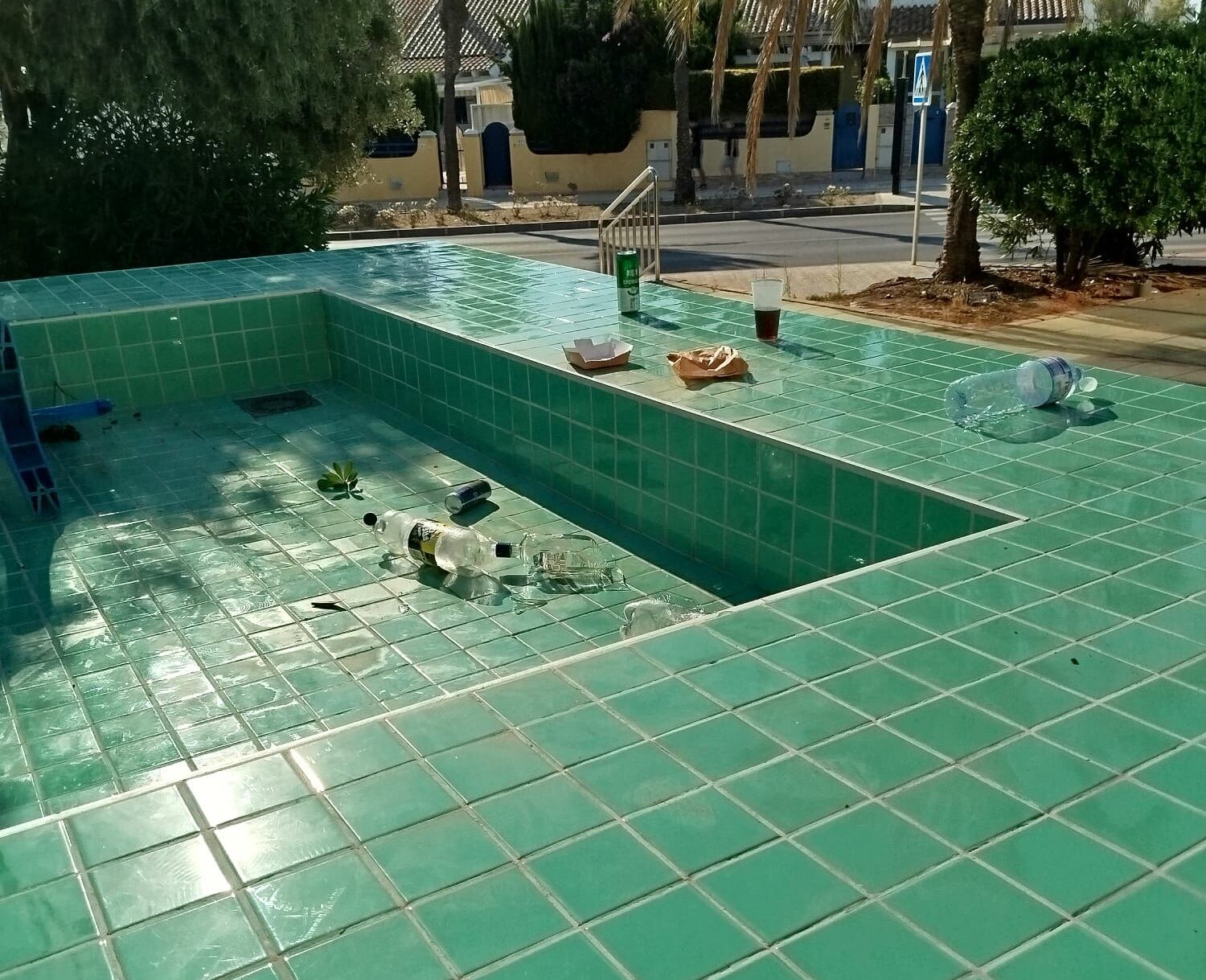 Restos de uno de los botellones recientes