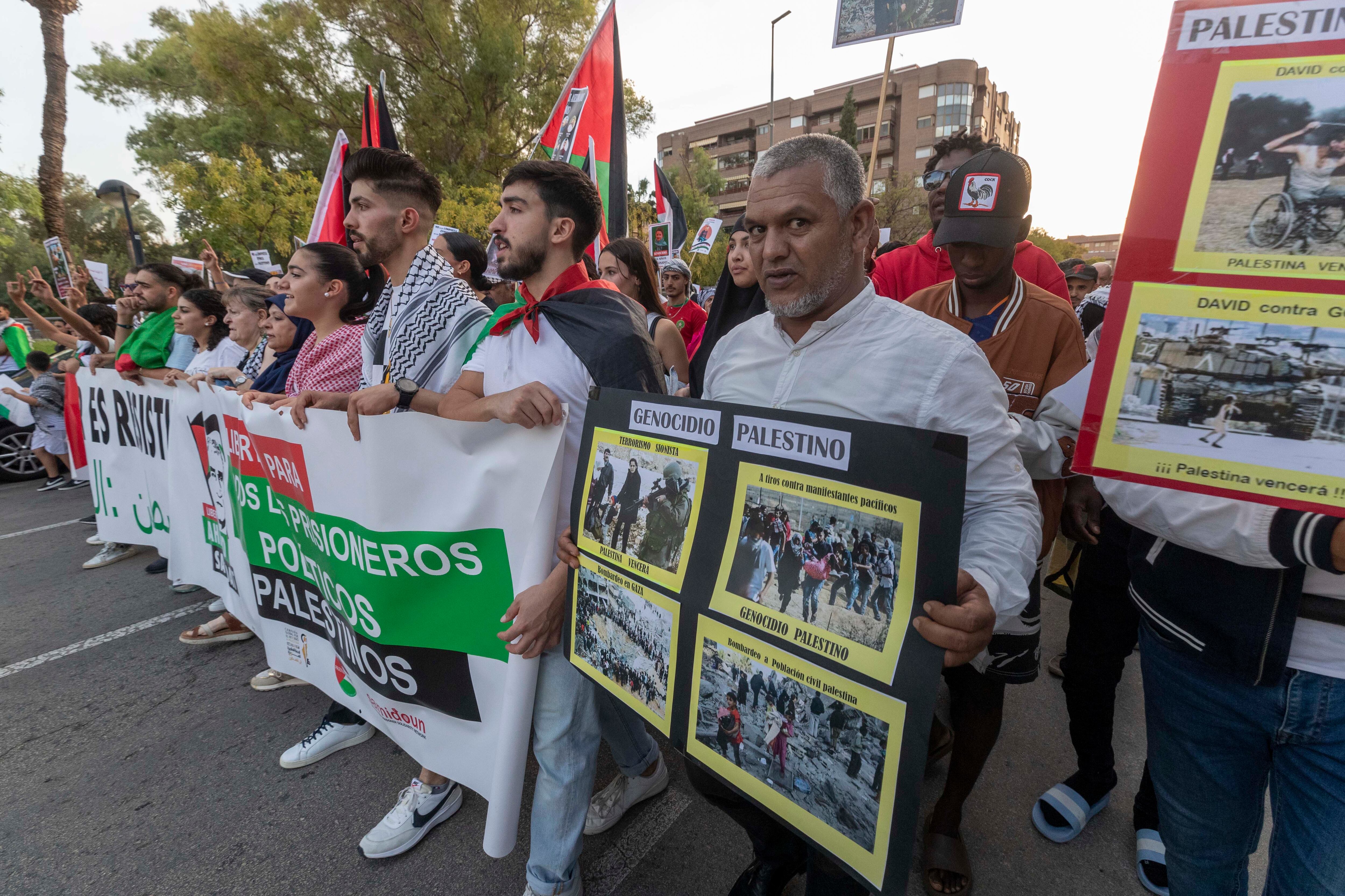 Varios cientos de personas se han manifestado por las calles de Murcia en apoyo del pueblo palestino. EFE/MARCIAL GUILLÉN