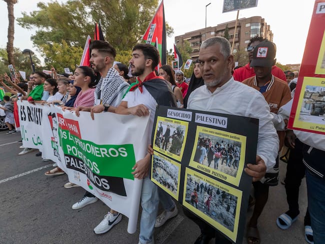 Varios cientos de personas se han manifestado por las calles de Murcia en apoyo del pueblo palestino. EFE/MARCIAL GUILLÉN