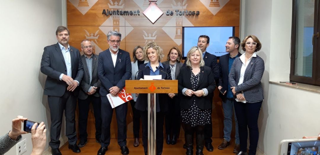 Moment de presentació de l&#039;acord entre el PSC i Junts per Tortosa per governar a l&#039;ajuntament de la ciutat.