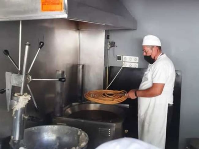 Adrián García, sacando una rueda de la freidora