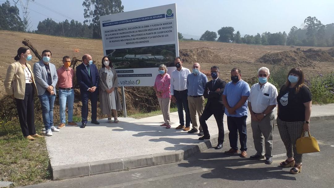 Las autoridades en la inauguración de las obras en COGERSA.